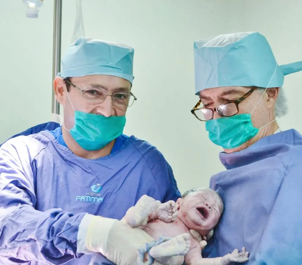 El Dr. Hashimoto, a la derecha, recibe a un recién nacido junto al equipo médico del Hospital Fátima